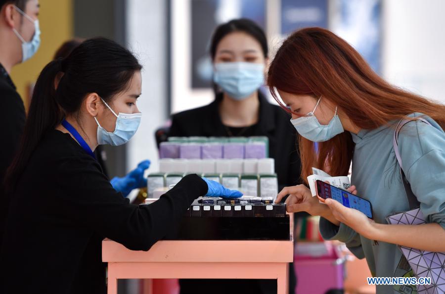 A customer selects cosmetic products at a duty-free shop in Haikou, capital of south China's Hainan Province Jan. 7, 2021. Offshore duty-free shops in China's island province of Hainan have raked in more than 32 billion yuan (about 4.9 billion U.S. dollars) in sales in 2020. (Xinhua/Guo Cheng)