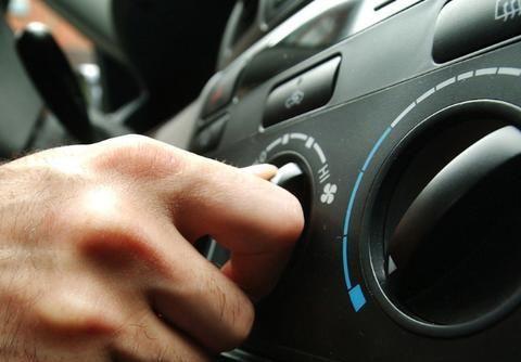 汽车保养蓄电池换完自己带走,卖个百八的不香吗?