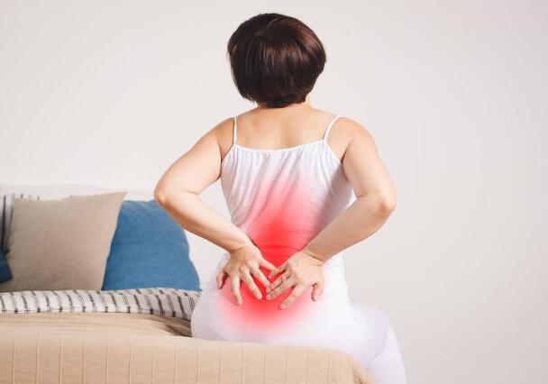 女性腰痛,可能与这3个原因有关,这4种方式可改善,不妨