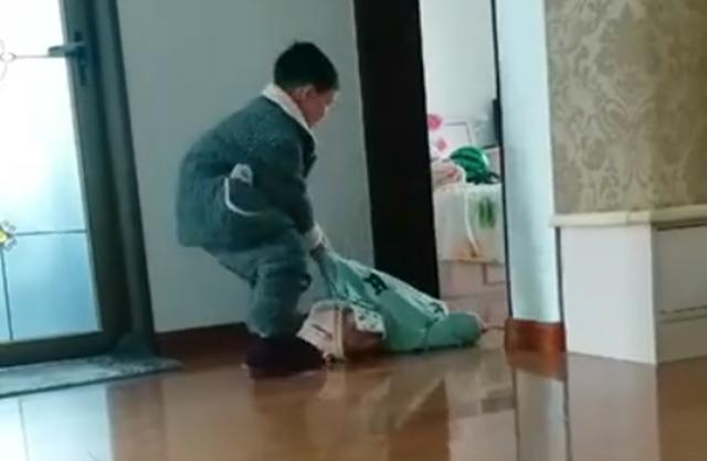 弟弟打扰哥哥写作业，谁曾想却被硬生生拖出房门，网友：一招制胜