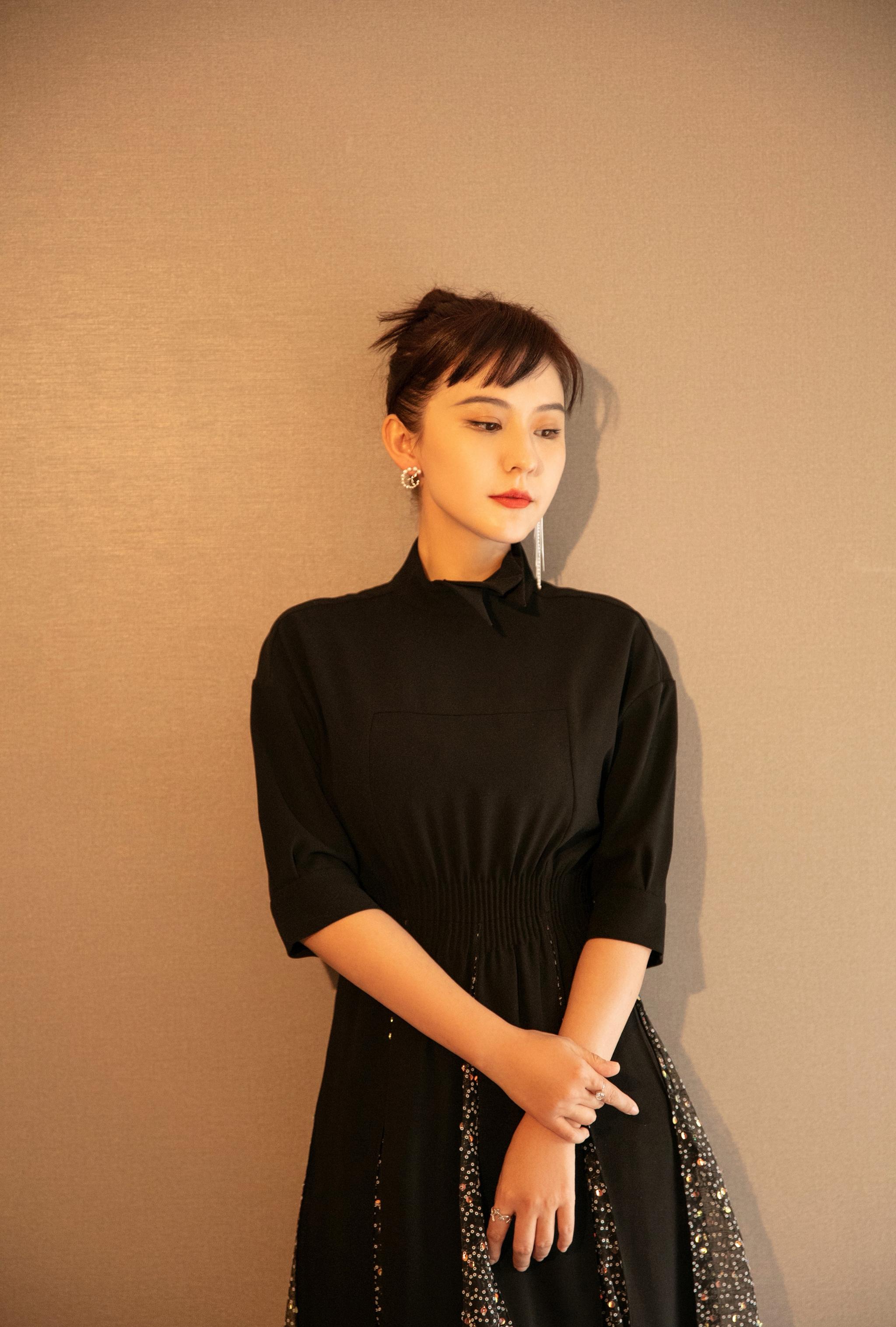 热依扎产后复出穿小黑裙勒出蛮腰力证自己恢复好魅力更胜从前