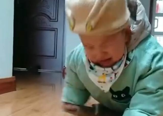 弟弟打扰哥哥写作业，谁曾想却被硬生生拖出房门，网友：一招制胜