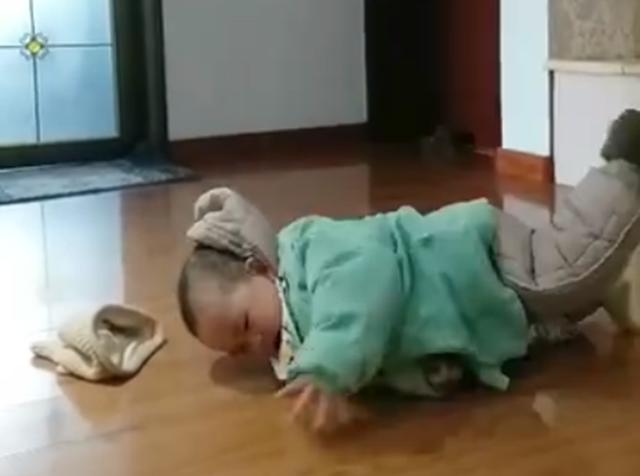 弟弟打扰哥哥写作业，谁曾想却被硬生生拖出房门，网友：一招制胜