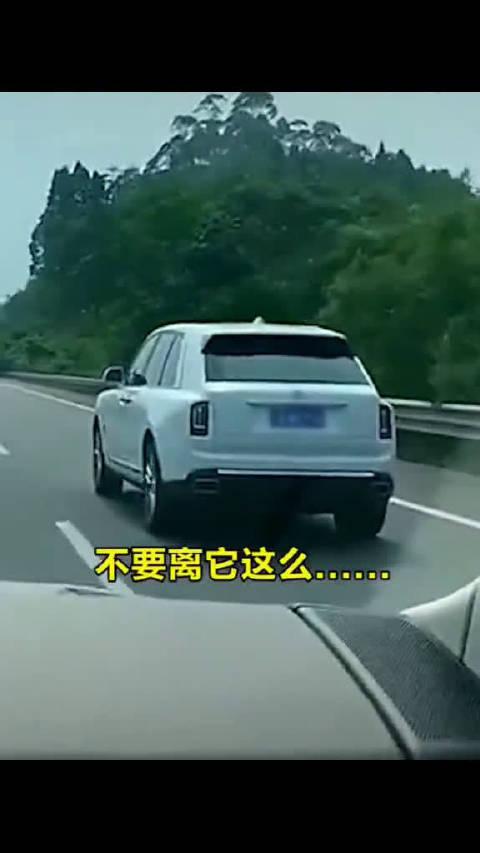 当女司机遇到劳斯莱斯库里南，副驾驶瞬间不淡定了