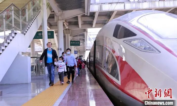 资料图:桂林北站旅客有序出站。郑长贤 摄