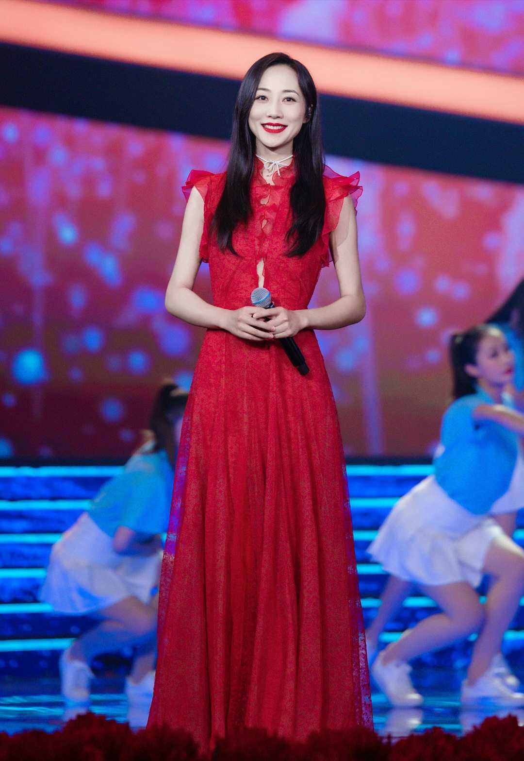 韩雪真有“大小姐风范”，穿粉色大衣温柔甜美，配长卷发浪漫高贵