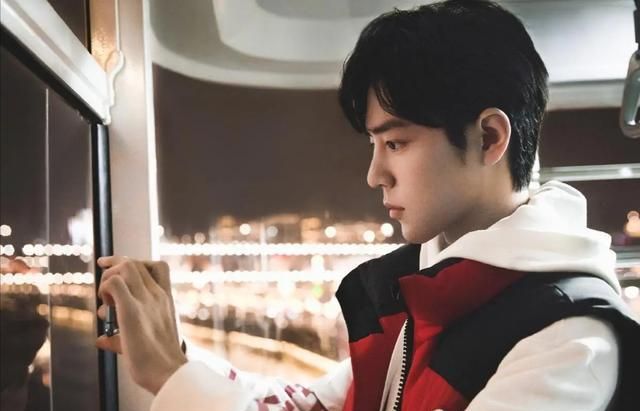 微博之夜杨紫肖战李现同框完整版 de0e-khstaxr6429720.jpg