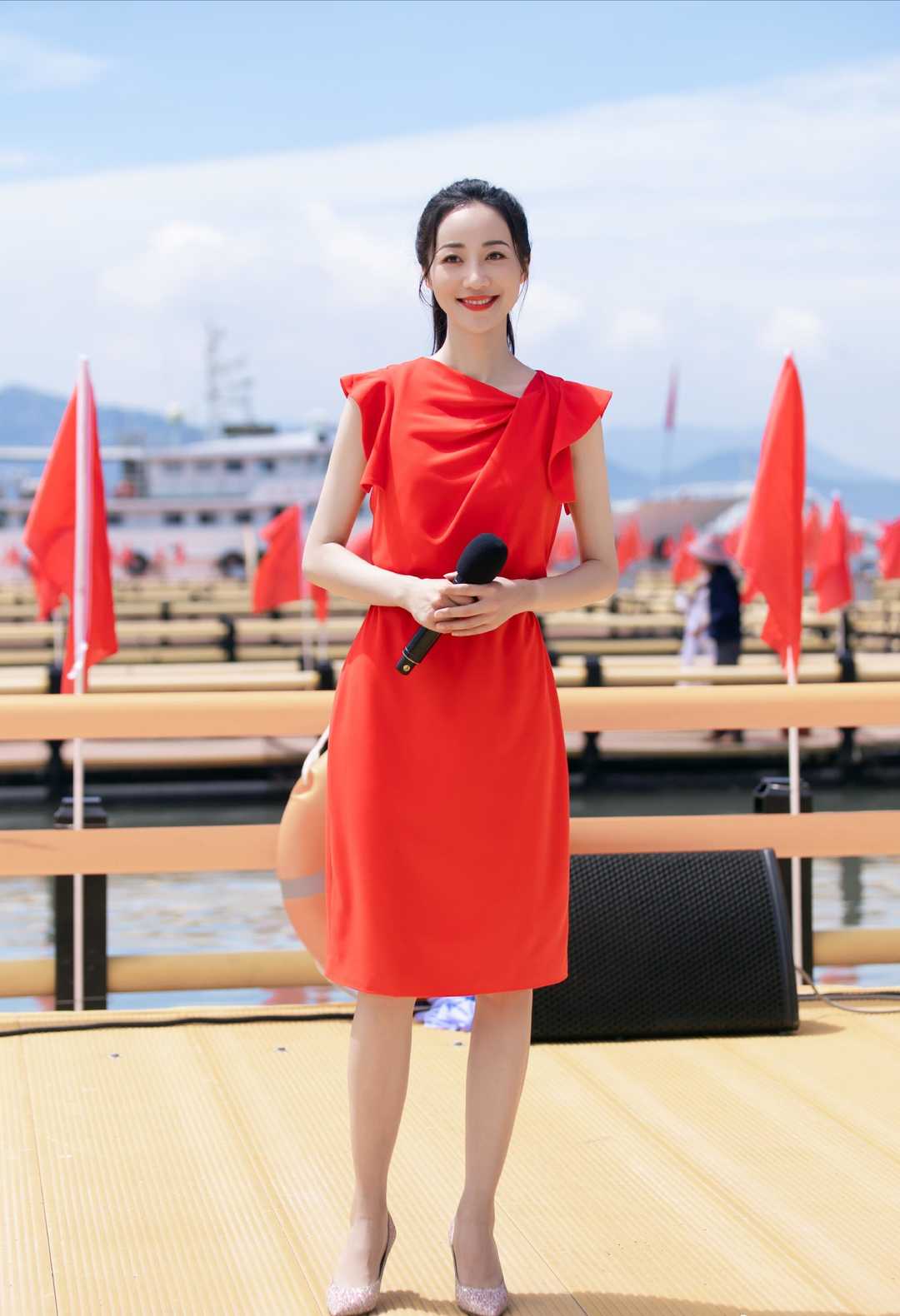 韩雪真有“大小姐风范”，穿粉色大衣温柔甜美，配长卷发浪漫高贵