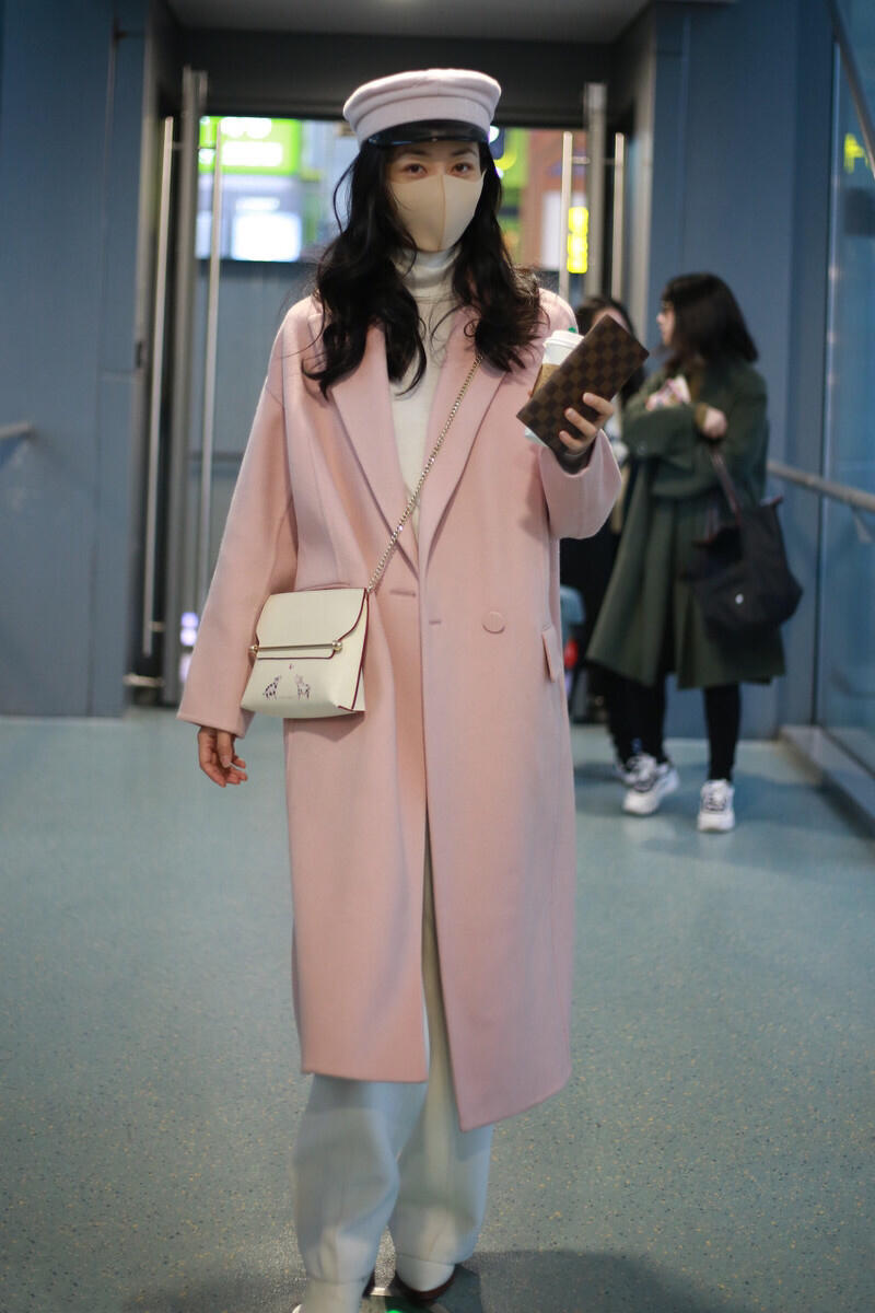 韩雪真有“大小姐风范”，穿粉色大衣温柔甜美，配长卷发浪漫高贵