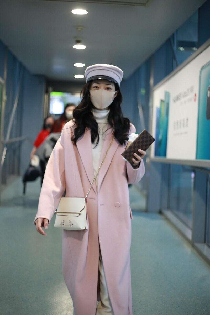 韩雪真有“大小姐风范”，穿粉色大衣温柔甜美，配长卷发浪漫高贵