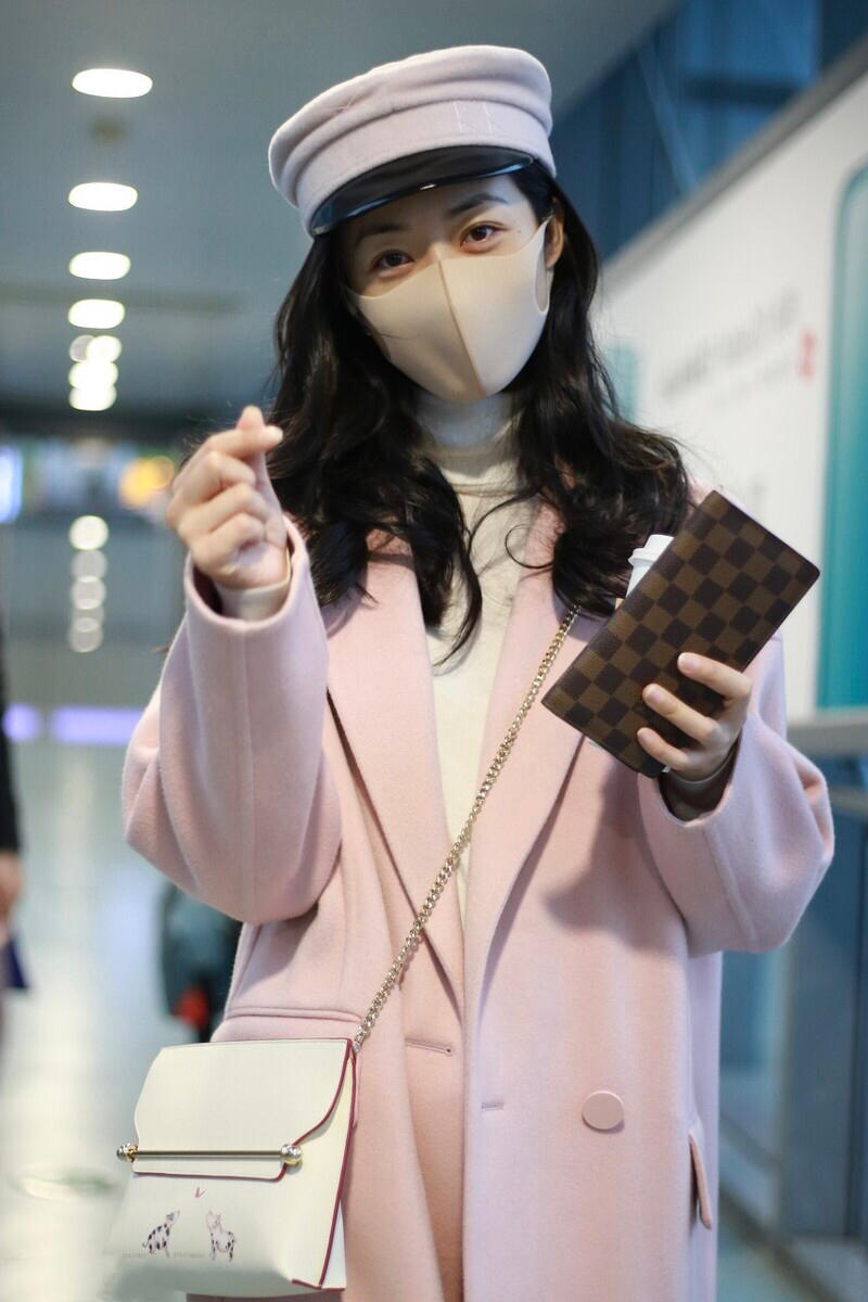 韩雪真有“大小姐风范”，穿粉色大衣温柔甜美，配长卷发浪漫高贵