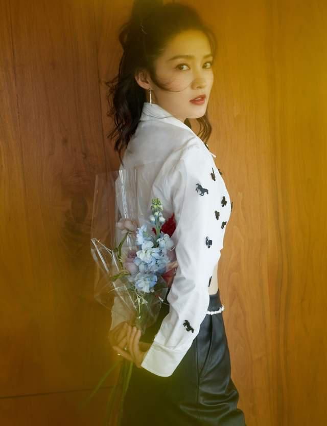 李沁轻熟女穿搭气质优雅,杨紫少女风格装扮,俏皮可爱很时尚