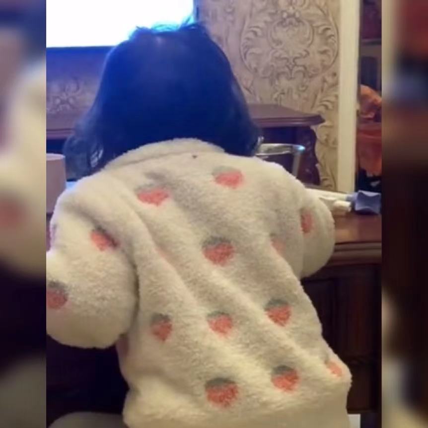 萌娃为看电视摇摇晃晃“憋尿”的样子令人忍俊不禁，网友：太紧张