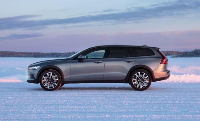 v60沃尔沃2021款图片,s60沃尔沃2021款图片 2021款纯进口沃尔沃v60上市:价格下调,还在看奥迪q3?