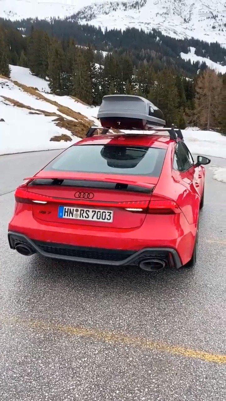 奥迪最贵的轿跑，全新性能版RS7，车顶的旅行箱很是霸气！