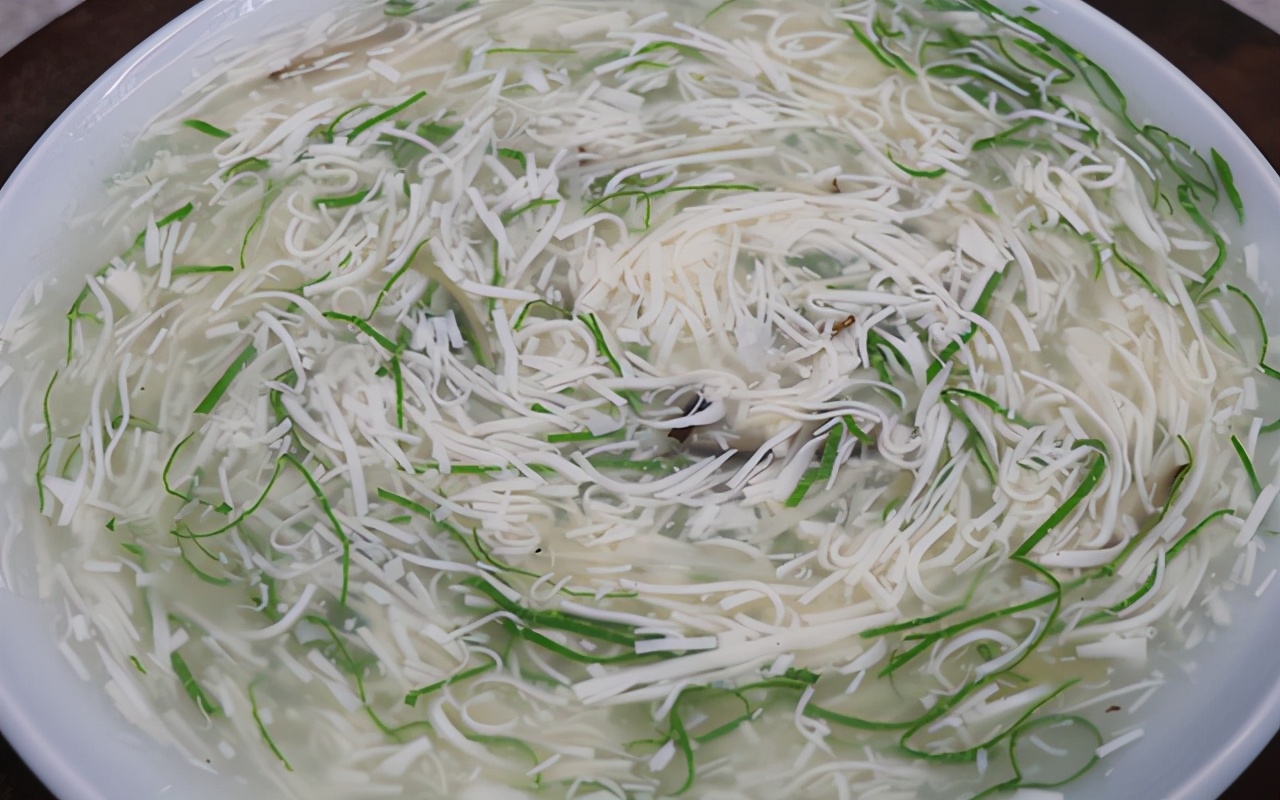 文思豆腐家常版,豆腐根根分明,汤汁清淡,刀工不好可以拿它练手