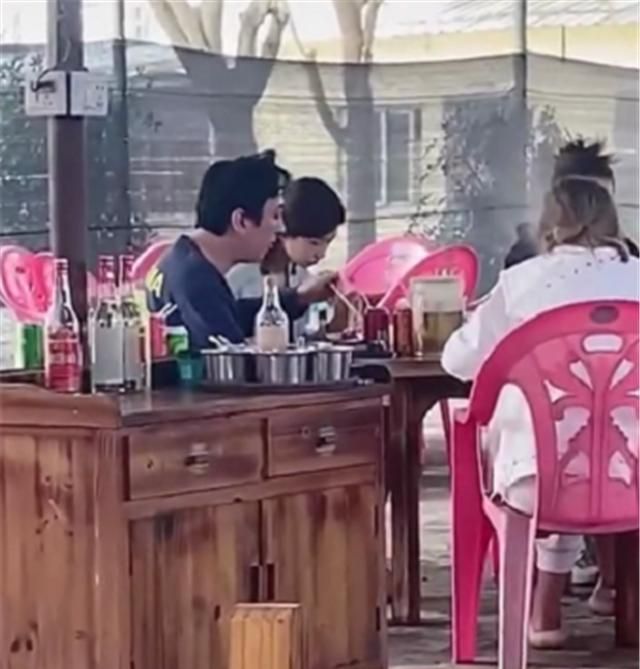 现场实拍“国民老公”吃火锅：身边围着4个网红,出行依旧是豪车