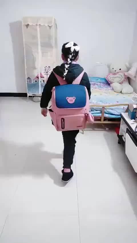 姐姐一回家脱掉假肢，弟弟就把暖宝宝递给了姐姐！……_新浪新闻