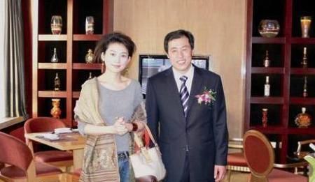 52岁王小丫近照,身体发福脸部僵硬,昔日"央视一姐"美貌不再