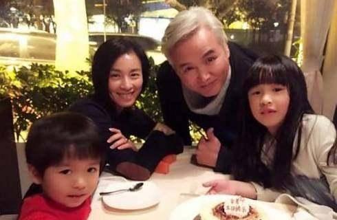 张庭老公当众撒谎欺骗粉丝?被儿子当场拆穿,一脸尴尬匆忙离场