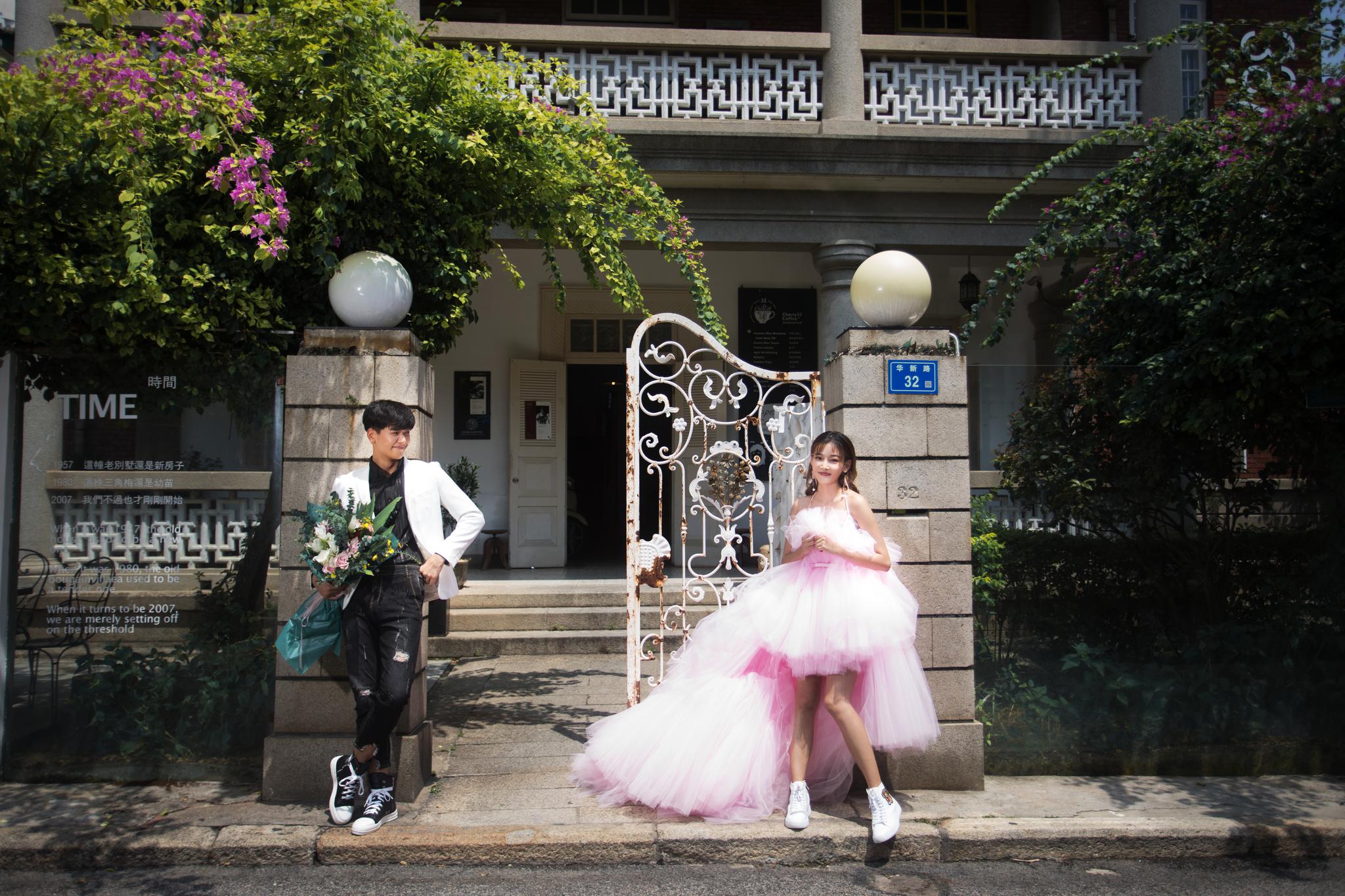 婚纱街拍_丽江旅拍攻略:丽江婚纱摄影最火的N种婚纱照风格,甜蜜又高级!