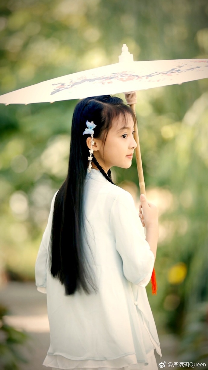 还记得《小戏骨红楼梦》里的林黛玉吗？她13岁腿好长！