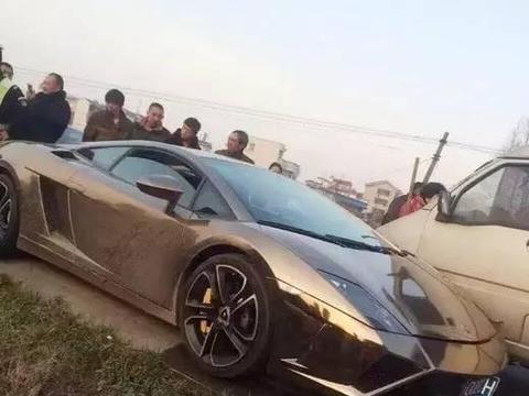 50万保险面包车撞上700万兰博基尼，车主还是农民工