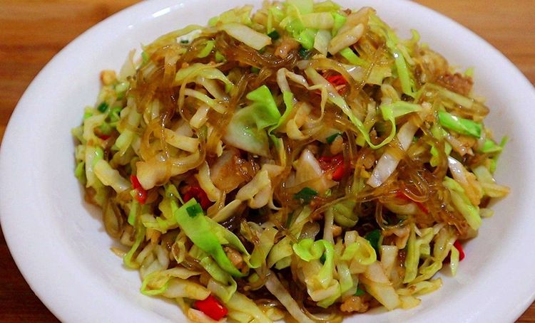 包菜炒粉丝时,牢记两点诀窍,包菜清脆爽口更好吃