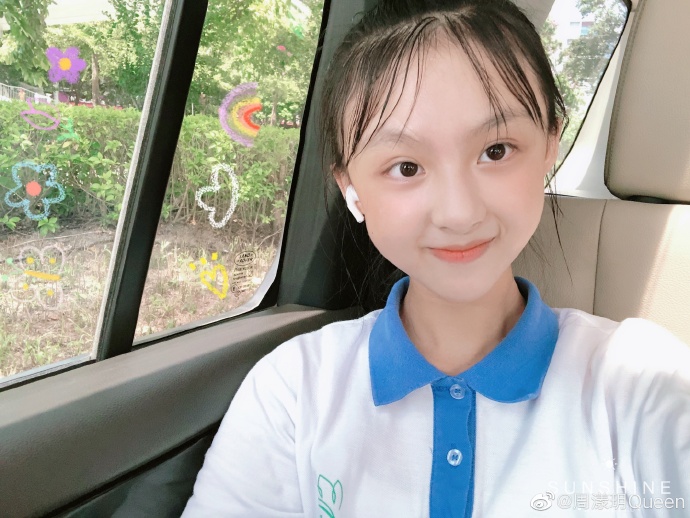 还记得《小戏骨红楼梦》里的林黛玉吗？她13岁腿好长！