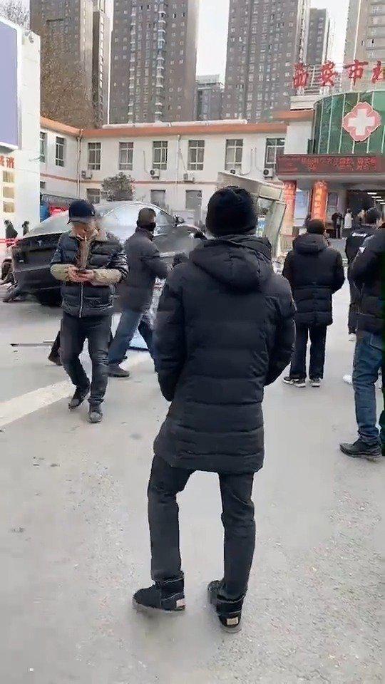 网传视频：一辆特斯拉Model 3在西安市北方医院门前……