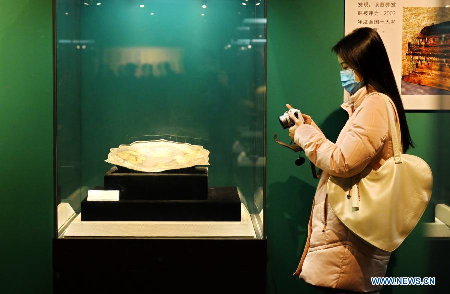 A visitor takes photos of an exhit during an exhibition of cultural relics from ancient China's Liao Dynasty (907-1125) at Fujian Museum in Fuzhou City, southeast China's Fujian Province, Jan. 17, 2021. The exhibition, displaying a total of 120 precious treasures, lasts until March 28 and is free to the public. (Xinhua/Lin Shanchuan)