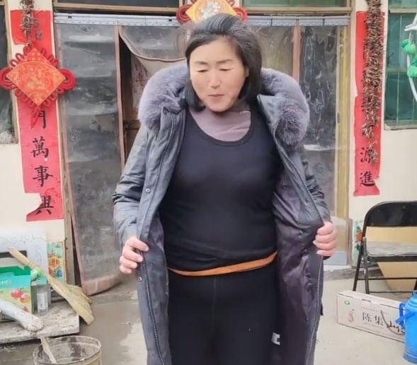 大衣哥儿媳妇真有钱:给大衣嫂买5000多元的袄子,太奢侈了