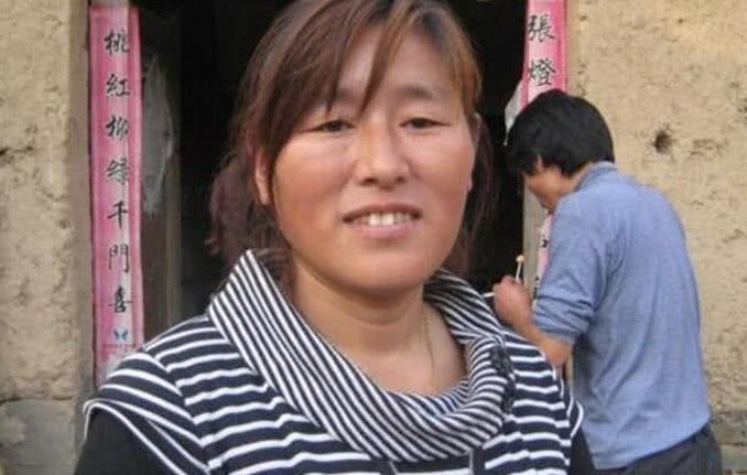 大衣哥儿媳妇真有钱:给大衣嫂买5000多元的袄子,太奢侈了