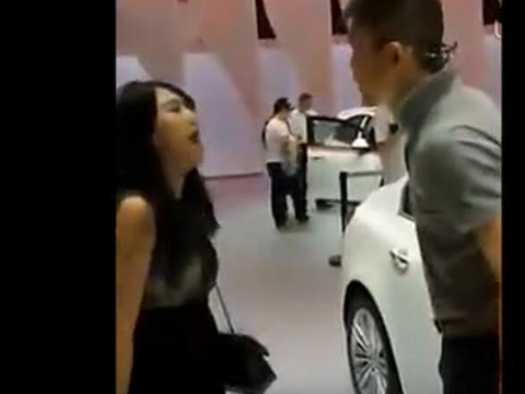 女子要求富二代男友为其买豪车，男友拒绝后，女子哭闹不停