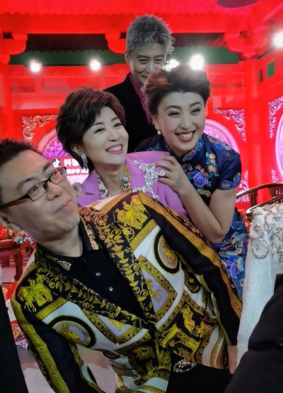 辽宁春晚主持人阵容曝光!名嘴周炜挑大梁,赵本山爱徒闫学晶也在 辽宁春晚主持人阵容曝光!名嘴周炜挑大梁,赵本山爱徒闫学晶也在