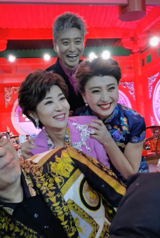 辽宁春晚主持人阵容曝光!名嘴周炜挑大梁,赵本山爱徒闫学晶也在 辽宁春晚主持人阵容曝光!名嘴周炜挑大梁,赵本山爱徒闫学晶也在