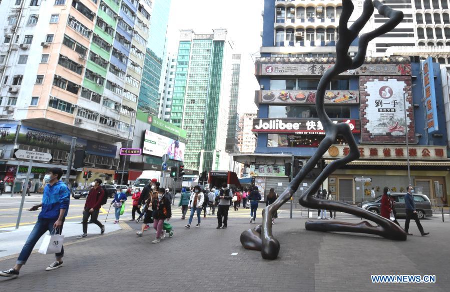 HONG KONG, Jan. 18 (Xinhua) -- Hong Kong's Center for Health Protection (CHP) reported 107 additional confirmed cases of COVID-19 on Monday, a new high in about one month.The new cases included 102 local infections and five imported ones, taking its total tally to 9,664. More than 40 of the new local cases were untraceable and there were about 50 cases tested positive preliminarily, according to a CHP press briefing.Chuang Shuk-kwan, head of the Communicable Disease Branch of the CHP, told the briefing that about one-fourth of the 661 cases reported in Hong Kong from Jan. 4 until now lived in Yau Ma Tei of Kowloon and mostly were ethnic minorities from South Asia.The local health authorities have ordered mandatory testing on neighborhoods in that area.Chuang said the rebound was partly due to the compulsory testing, which was expected. It also signified that there were silent transmissions in the community.According to Hong Kong's Hospital Authority, 578 COVID-19 patients are currently being treated in public hospitals and the community treatment facility at AsiaWorld-Expo, and 41 patients are in critical condition.A total of 159 COVID-19 confirmed patients have passed away in public hospitals so far. Enditem