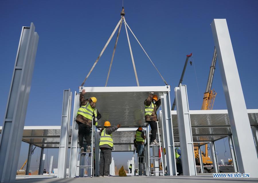 Workers build the Huangzhuang apartment COVID-19 quarantine center in Shijiazhuang, north China's Hebei Province, Jan. 18, 2021. Construction of the main structures of the Huangzhuang apartment COVID-19 quarantine center in Shijiazhuang is nearing the end. With a total floor area of 34 hectares, the facility will house close contacts or secondary close contacts of COVID-19 confirmed cases. (Xinhua/Yang Shiyao)