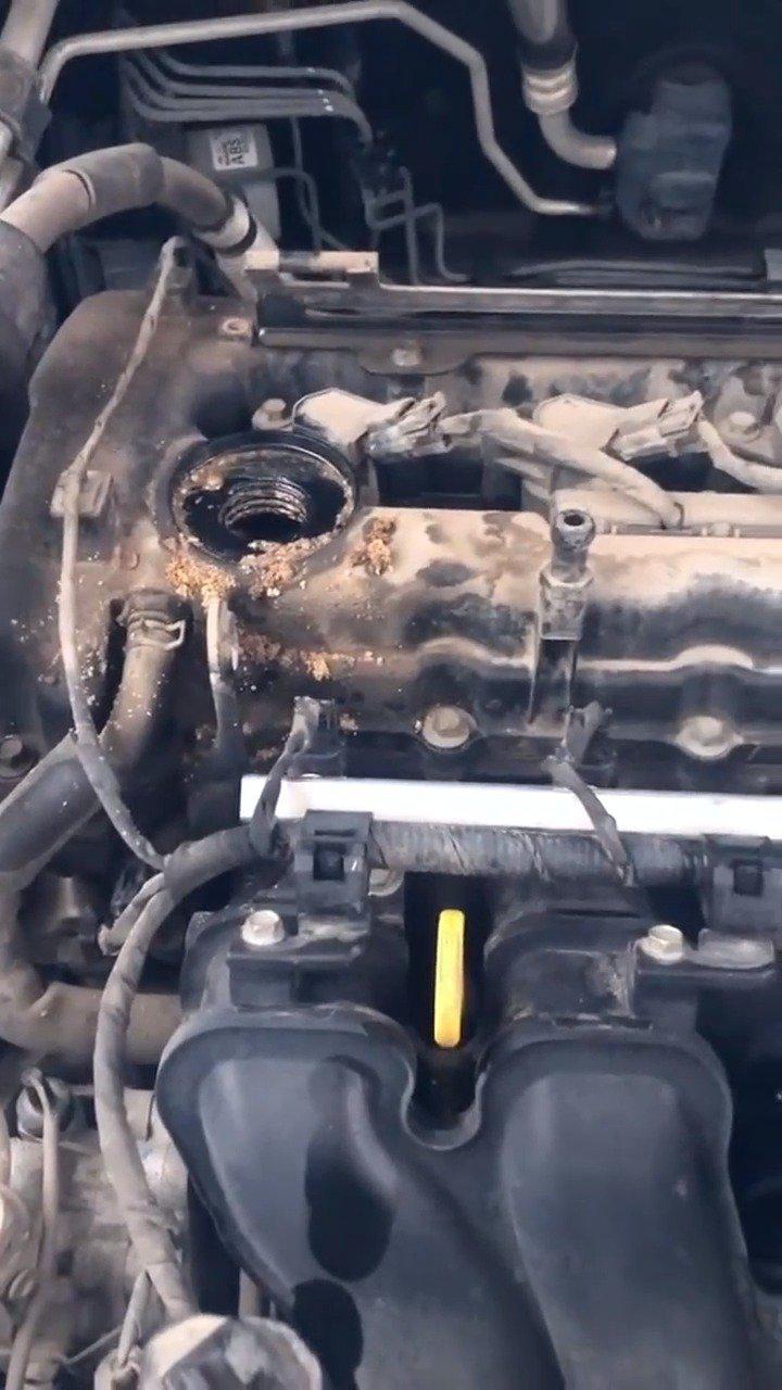 在修车店做保养，回到家打开发动机一看，里面全是沙子！