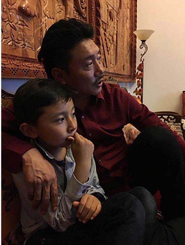 51岁容中尔甲近照,老婆十分温柔贤惠,有一儿一女特别幸福