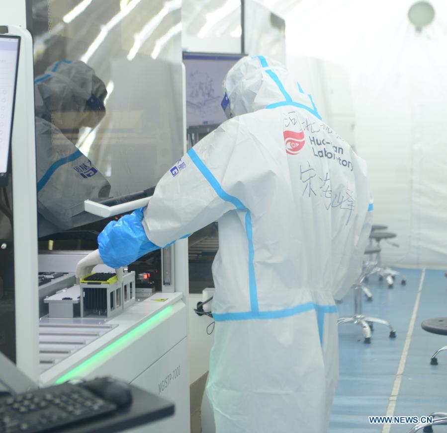 Staff member Song Haifeng works on nucleic acid samples at the nucleic acid test laboratory named Huoyan, or Fire Eye, in Shijiazhuang, north China's Hebei Province, Jan. 18, 2021. On Jan. 8, a nucleic acid test laboratory named Huoyan, or Fire Eye, was built in only 10 hours and put into use in 21 hours in Shijiazhuang. It can test up to 1 million samples a day, significantly improving the city's testing capability. (Xinhua/Jin Haoyuan)