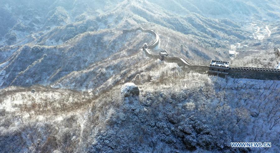 Aerial photo taken on Jan. 19, 2021 shows a snow-covered Mutianyu section of the Great Wall in Huairou District, Beijing, capital of China. (Photo by Bu Xiangdong/Xinhua)