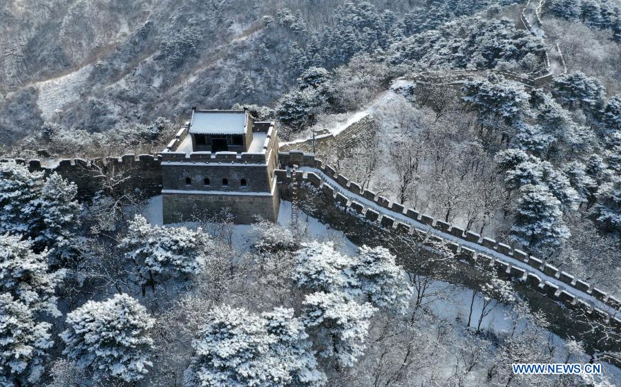 Aerial photo taken on Jan. 19, 2021 shows a snow-covered Mutianyu section of the Great Wall in Huairou District, Beijing, capital of China. (Photo by Bu Xiangdong/Xinhua)