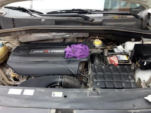 发动机上有灰尘用毛巾擦？修车师傅：学会用这招，灰尘全部跑光