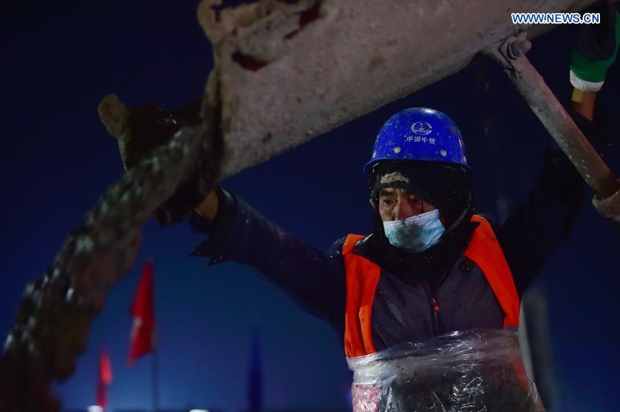 A worker works at the construction site of the Huangzhuang Apartment quarantine center in Shijiazhuang, north China's Hebei Province, Jan. 20, 2021. Located at the junction of Zhengding County and Gaocheng District in Shijiazhuang, the Huangzhuang Apartment COVID-19 quarantine center project has an area of 658 mu (about 43.87 hectares), and a capacity of 4,156 rooms, which is used to accommodate close contacts and sub-close contacts of confirmed COVID-19 patients. (Xinhua/Yang Shiyao)