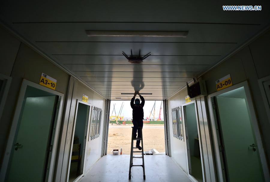 A worker works at the construction site of the Huangzhuang Apartment quarantine center in Shijiazhuang, north China's Hebei Province, Jan. 20, 2021. Located at the junction of Zhengding County and Gaocheng District in Shijiazhuang, the Huangzhuang Apartment COVID-19 quarantine center project has an area of 658 mu (about 43.87 hectares), and a capacity of 4,156 rooms, which is used to accommodate close contacts and sub-close contacts of confirmed COVID-19 patients. (Xinhua/Yang Shiyao)