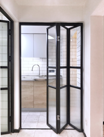厨房门洞较窄的,可以选择门扇窄一点的折叠门,更加节省空间.