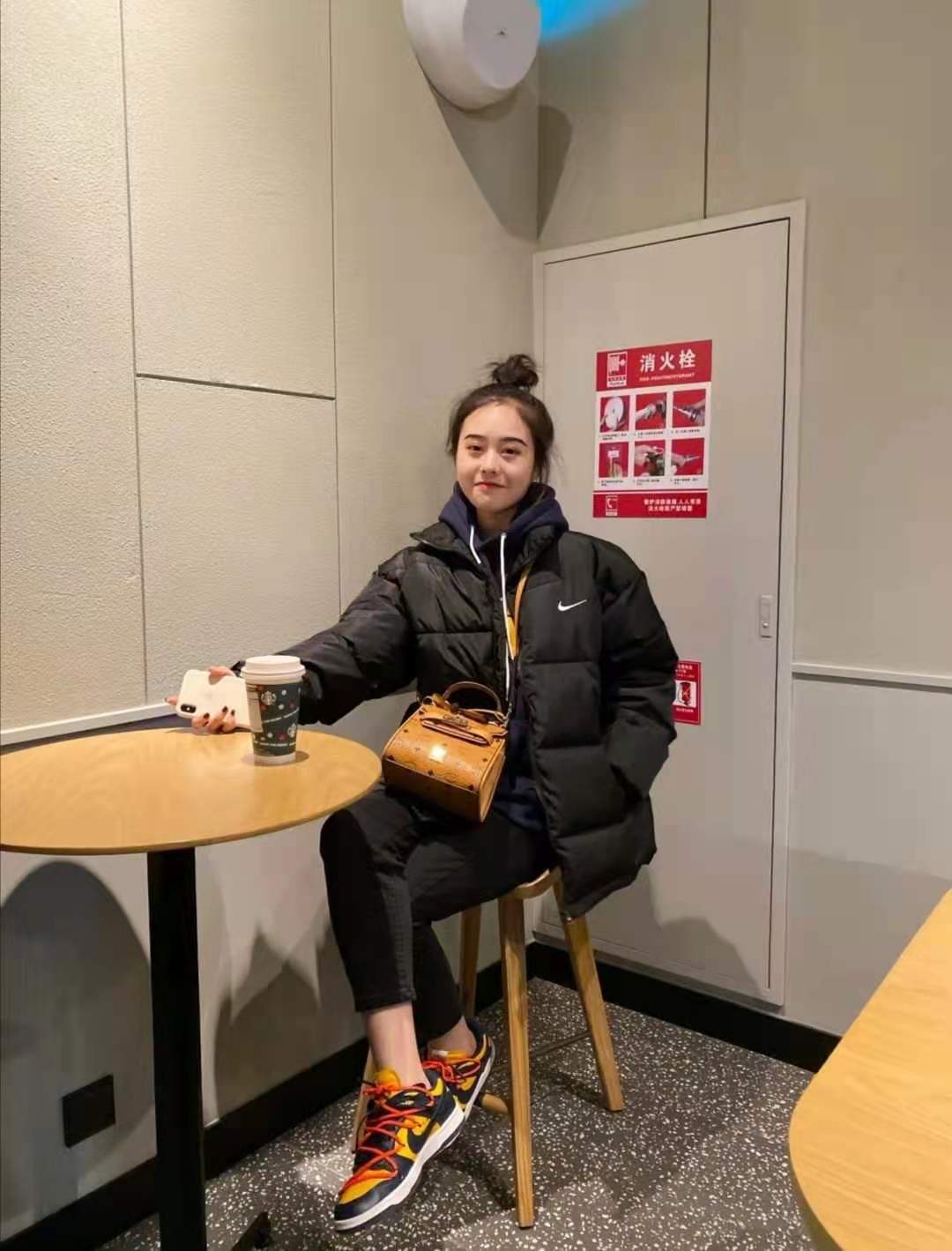 加绒连帽卫衣怎么搭配外套好看