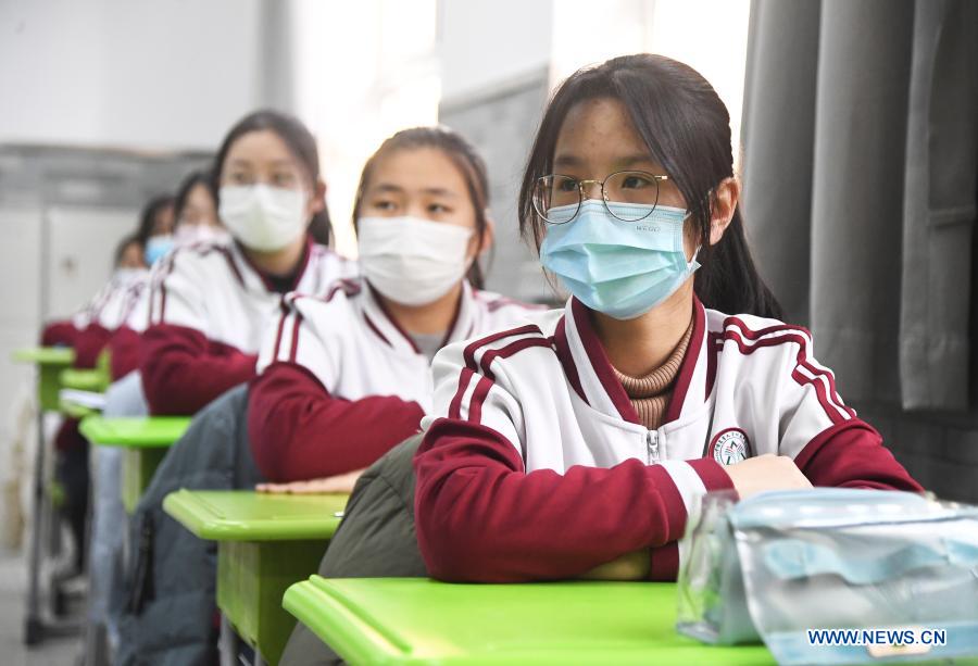 Students on the third grade of the junior section of the High School Affiliated to China Agricultural University receive instructions on COVID-19 prevention and control before leaving campus in Beijing, capital of China, Jan. 21, 2021. All primary schools in Beijing have been on winter vacation since Jan. 16. Classes on the first and second grades of junior sections of high schools here are slated to start their winter vacations as of Jan. 23. Classes on all other grades of high schools are expected to complete their off-line academic activities by Jan. 23, and all students on these classes will no longer attend on-campus activities as of the same date. (Xinhua/Ren Chao)