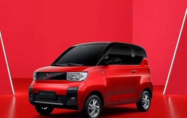 五菱宏光mini燃油车,五菱宏光燃油车 老款月销3.2万辆,五菱宏光miniev新款实车,又要火?